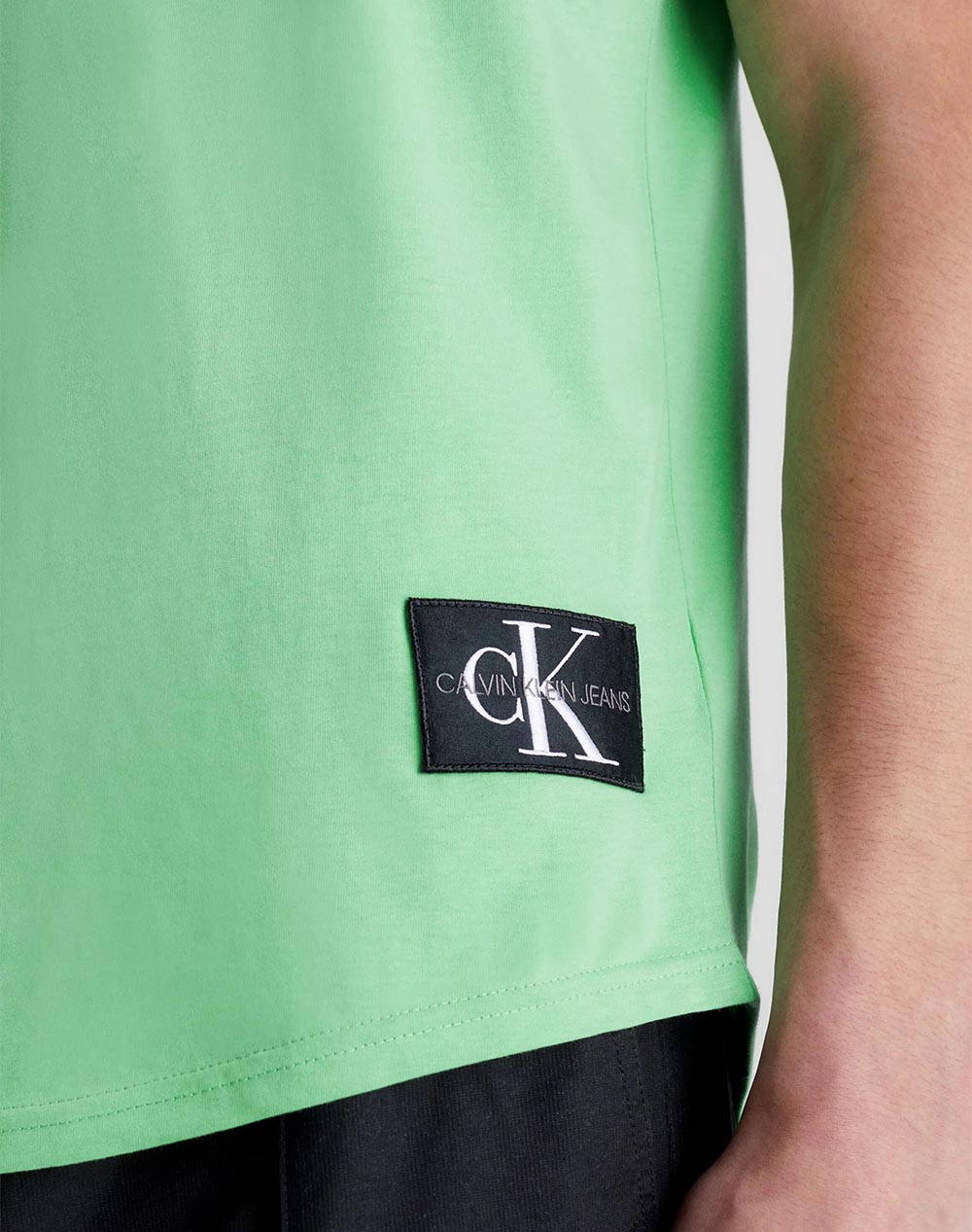 CALVIN KLEIN JEANS ΜΠΛΟΥΖΑ BADGE TURN UP SLEEVE J30J315319-L1C LawnGreen φωτογραφία