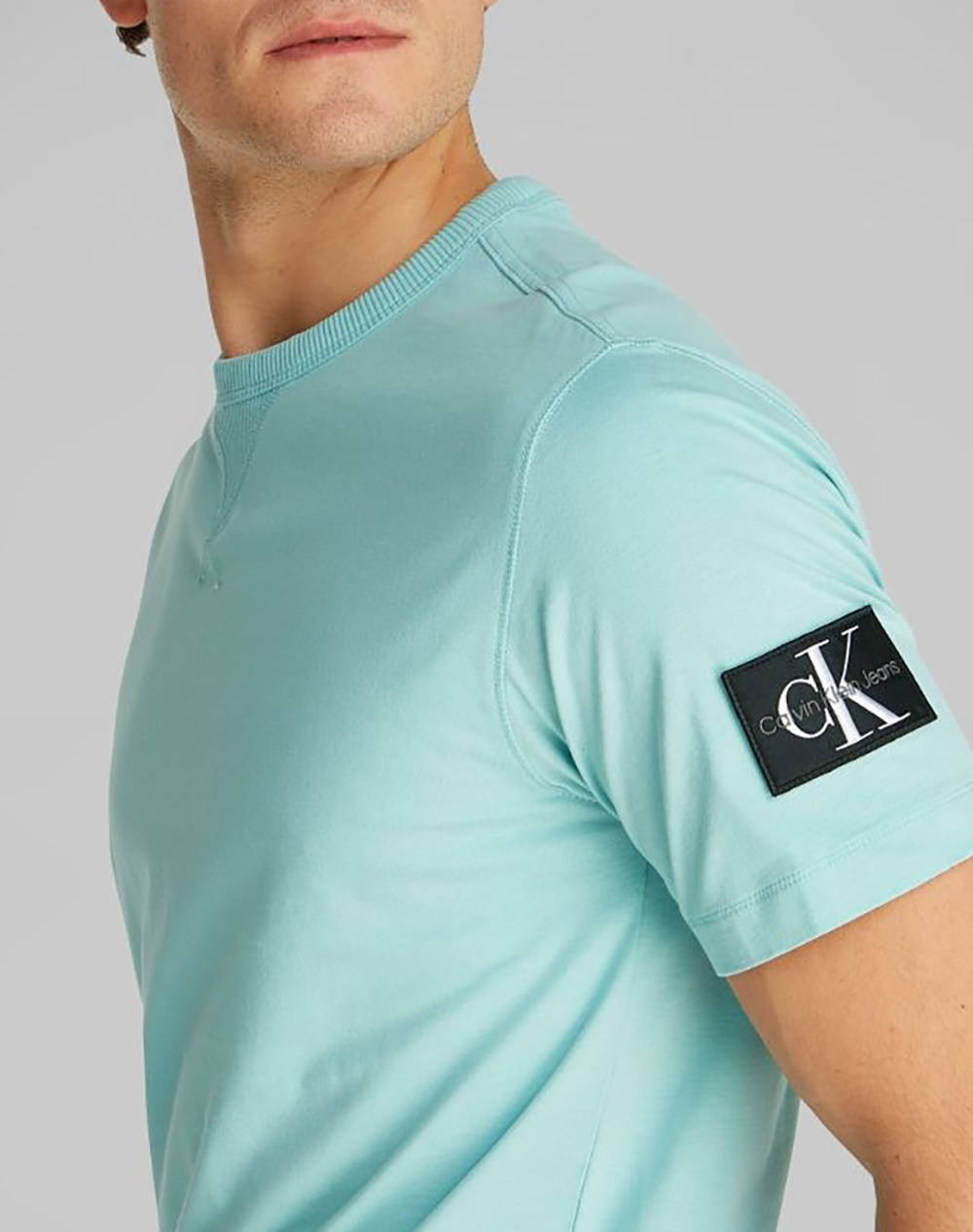 CALVIN KLEIN JEANS BADGE TEE J30J323484-MR5 Aqua φωτογραφία