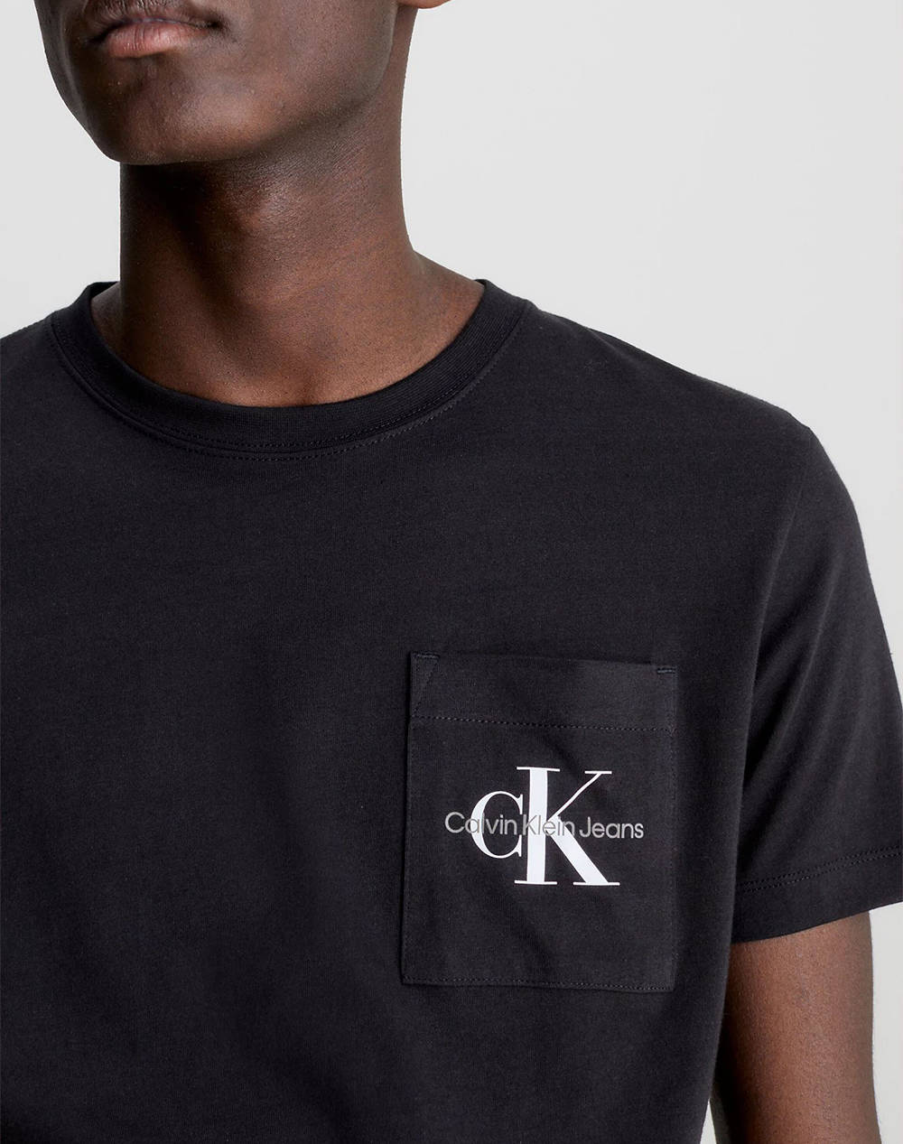 CALVIN KLEIN JEANS CORE MONOGRAM POCKET SLIM TEE J30J320936-BEH Black φωτογραφία