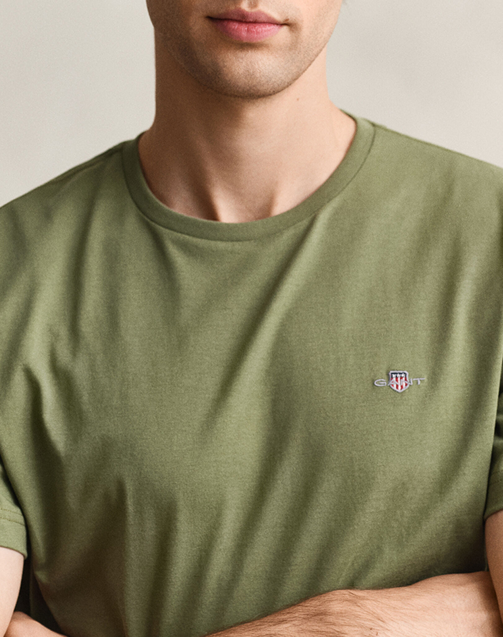 Gant Μπλούζα Κμ Reg Shield Ss T-Shirt 3G2003184-379 Armygreen ανδρικά ρούχα μπλούζες Politikos Shop Πολιτικός