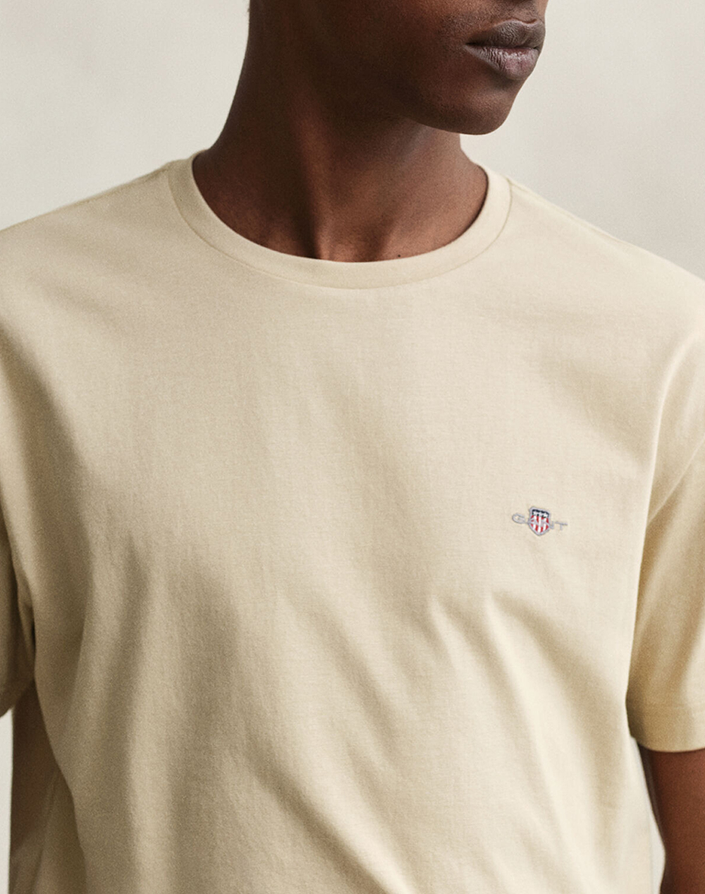 Gant Μπλούζα Κμ Reg Shield Ss T-Shirt 3G2003184-200 Lighttan ανδρικά ρούχα μπλούζες Politikos Shop Πολιτικός