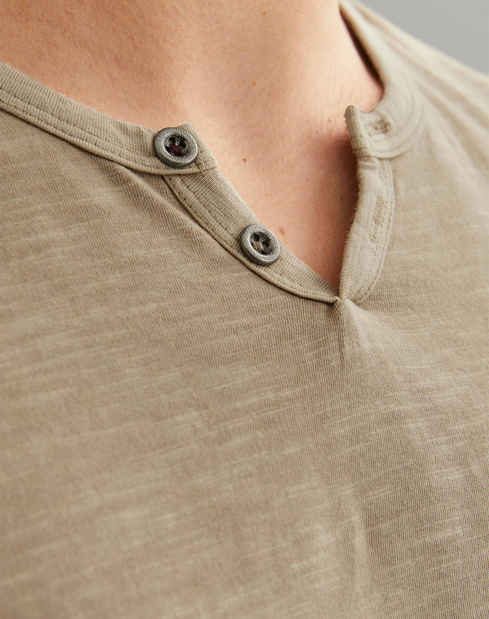 Jack Jones Jjesplit Neck Tee 12164972-Crockery Biege ανδρικά ρούχα μπλούζες T-Shirt Politikos Shop Πολιτικός