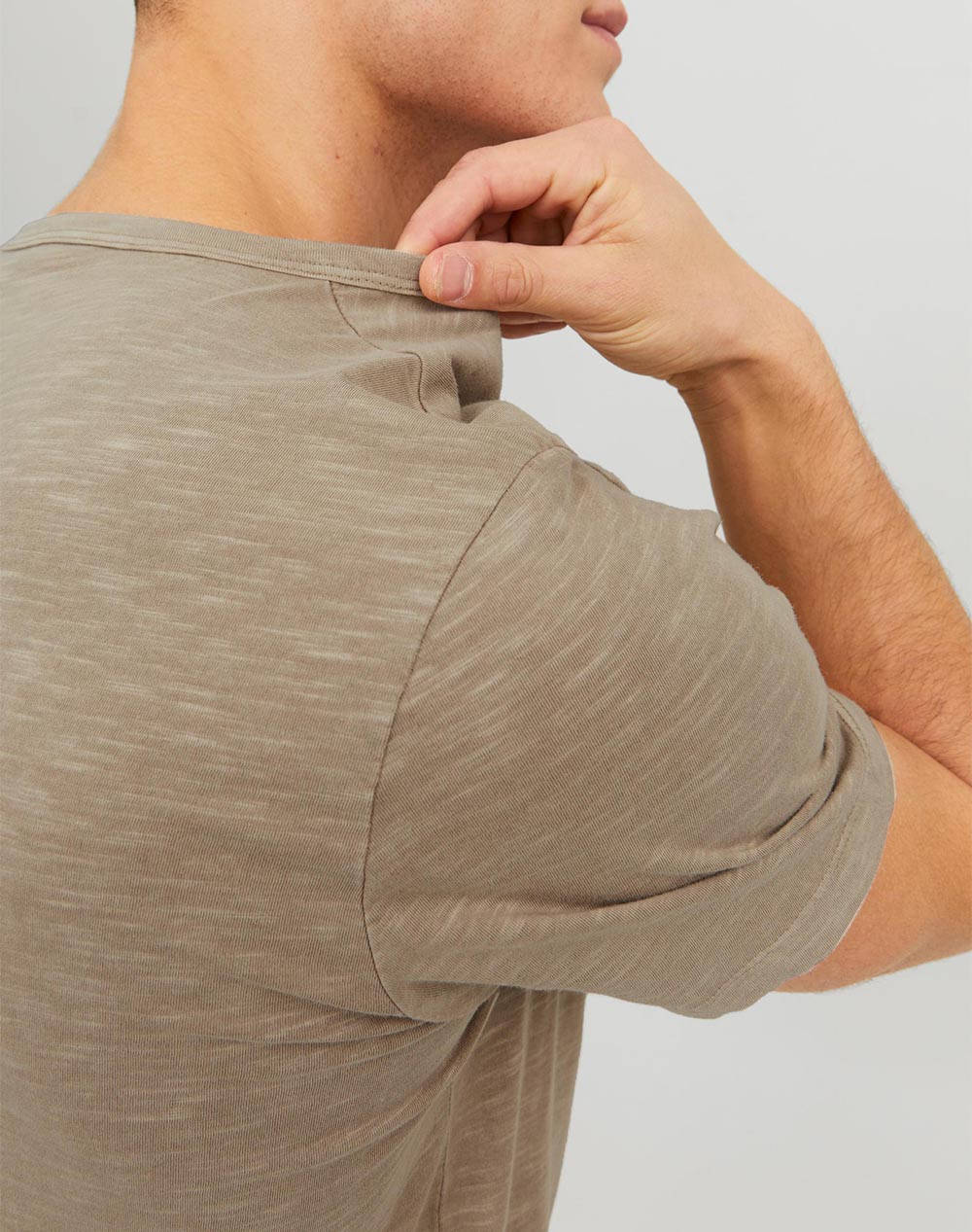 Jack Jones Jjesplit Neck Tee 12164972-Crockeryslim Sandybrown ανδρικά ρούχα μπλούζες T-Shirt Politikos Shop Πολιτικός
