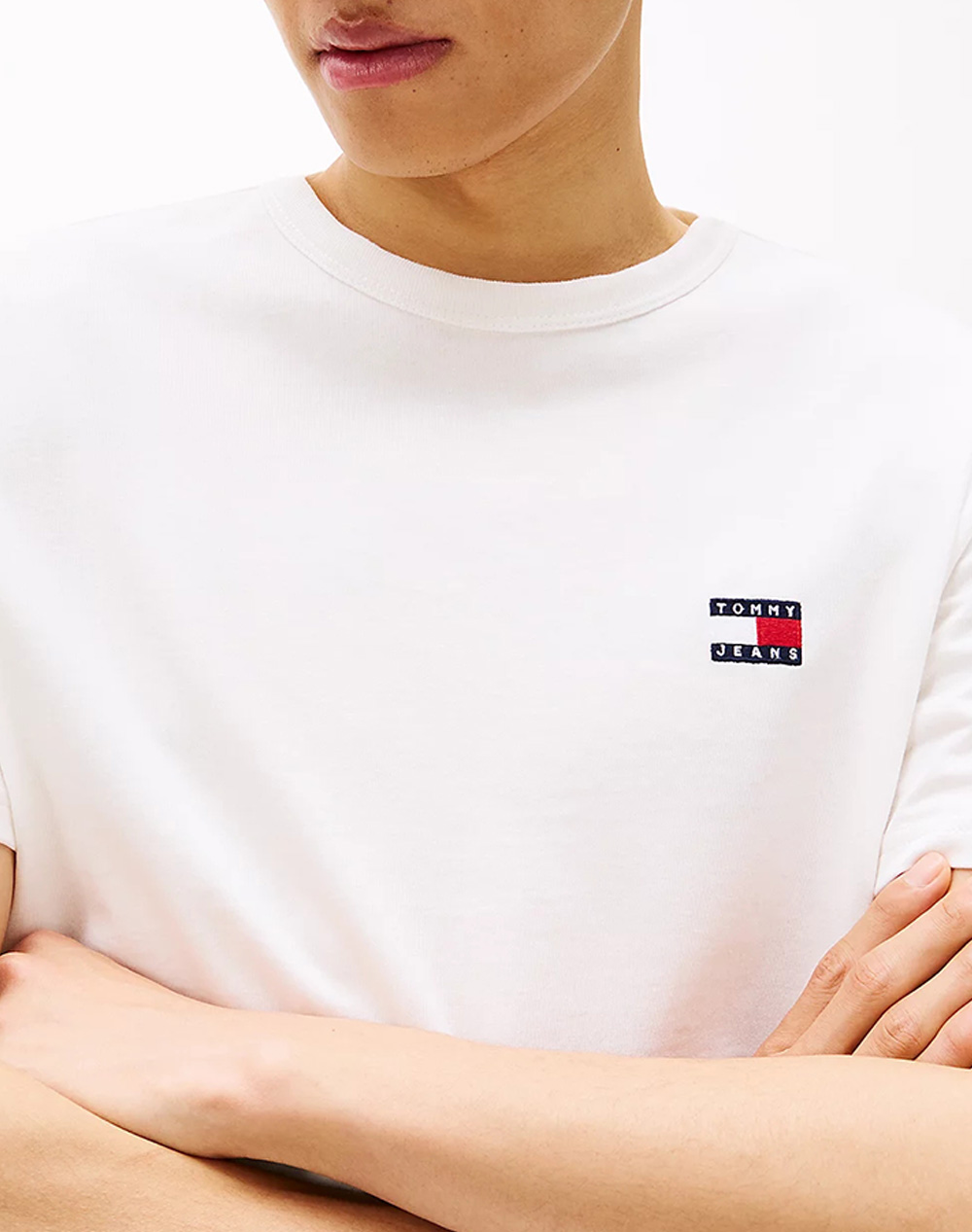 Tommy Jeans Tjm Reg Badge Tee Ext Dm0Dm20322-Ybl Offwhite ανδρικά ρούχα μπλούζες T-Shirt Politikos Shop Πολιτικός