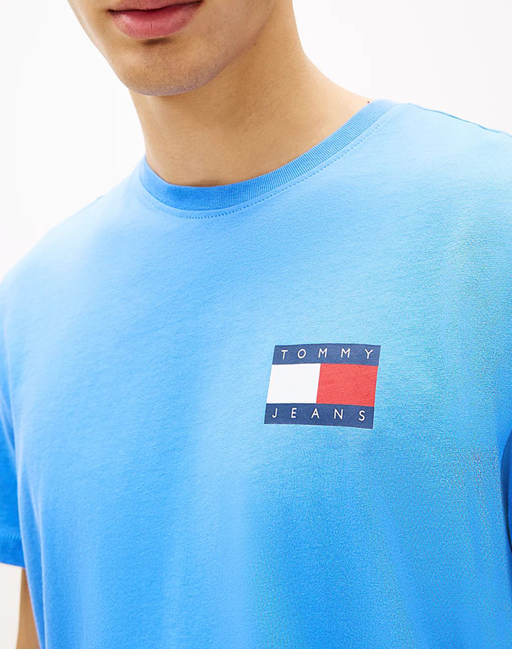 Tommy Jeans Tjm Slim Essential Flag Tee Ext New Dm0Dm20740-C38 Skyblue ανδρικά ρούχα μπλούζες T-Shirt Politikos Shop Πολιτικός