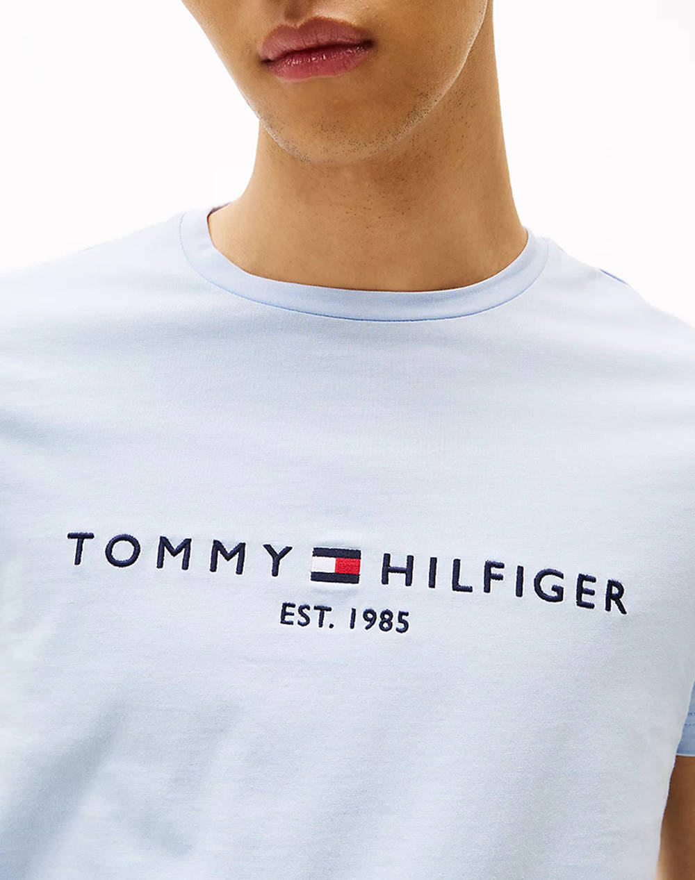 Tommy Hilfiger Logo Tee Mw0Mw11797-C1O Ciel ανδρικά ρούχα μπλούζες T-Shirt Politikos Shop Πολιτικός