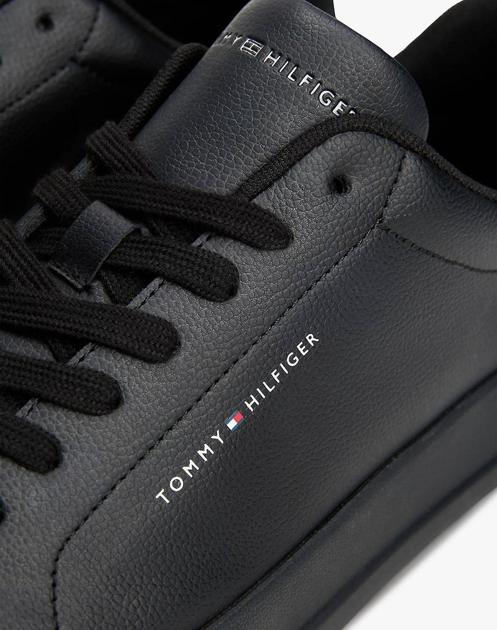 Tommy Hilfiger Th Court Lth Detail Ess Fm0Fm05367-0Gj Totalblack ανδρικά παπούτσια Sneakers Politikos Shop Πολιτικός
