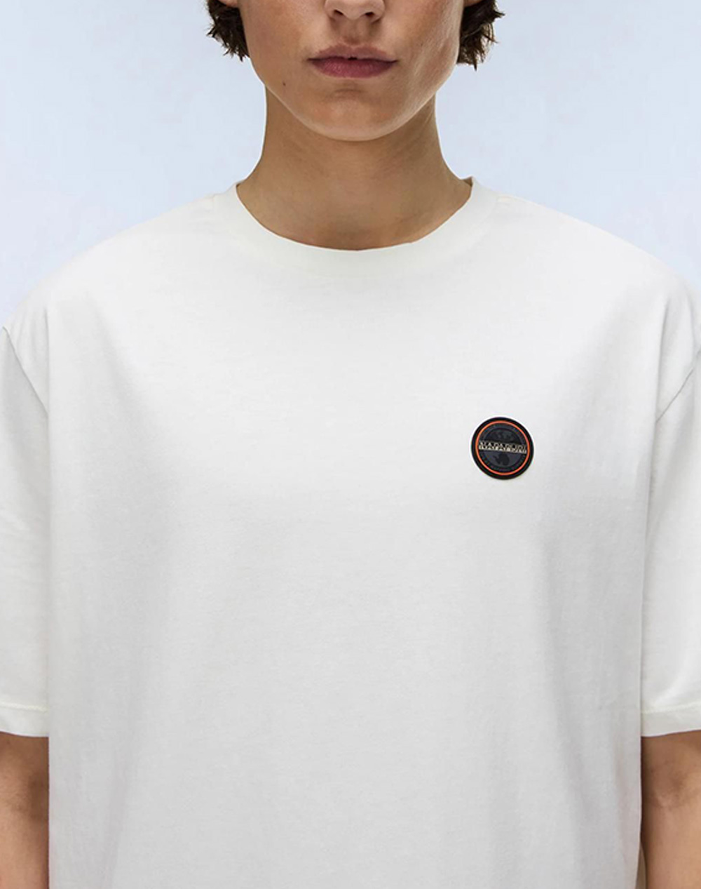 Napapijri S-Badge Ss 1 Np0A8949-Np206 Offwhite ανδρικά ρούχα μπλούζες T-Shirt Politikos Shop Πολιτικός