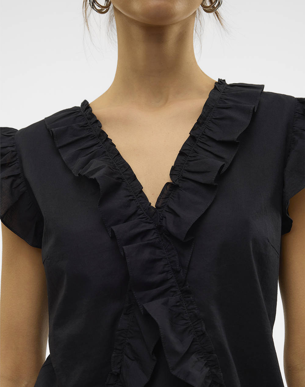 AWARE BY VERO MODA VMROXANNE SL V-NECK RUFFLE TOP VMA 10329134-BLACK Black φωτογραφία