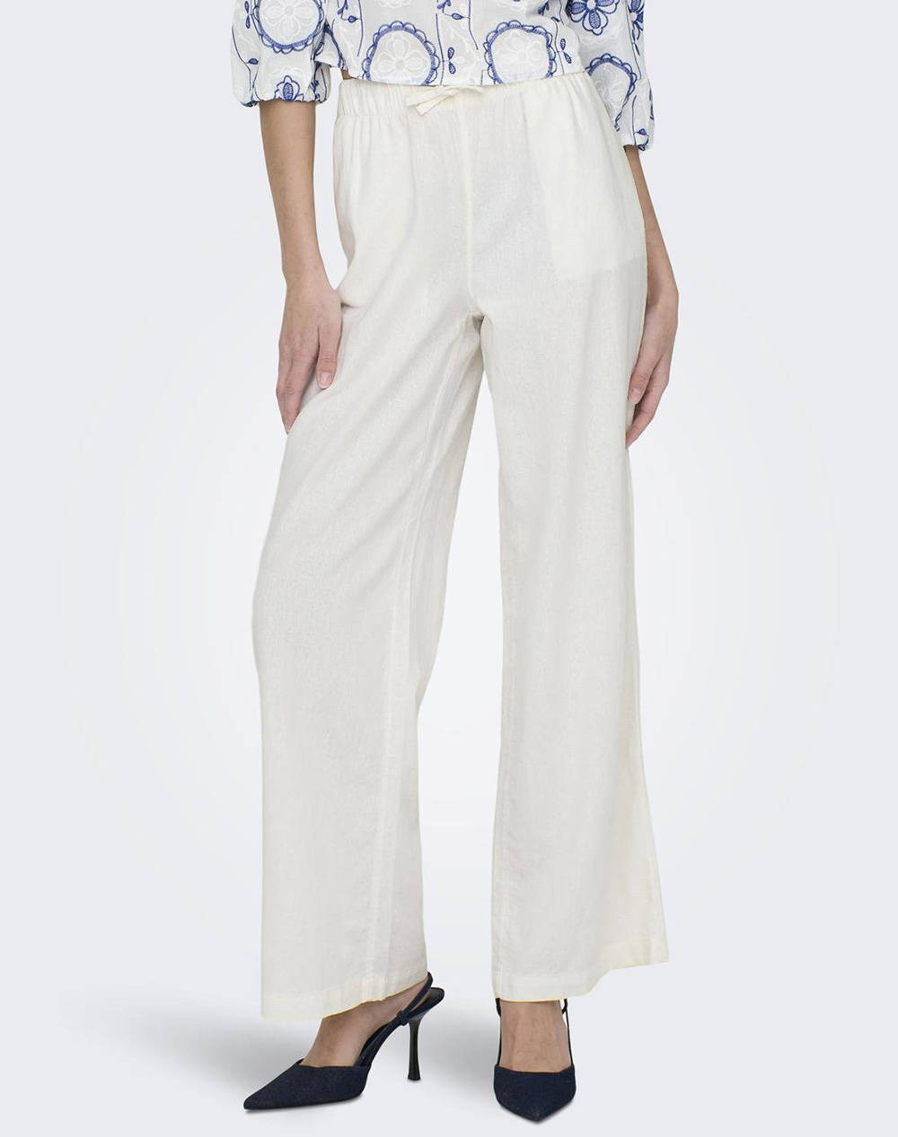 Γυναικεία υφασμάτινα παντελόνια σε λευκο