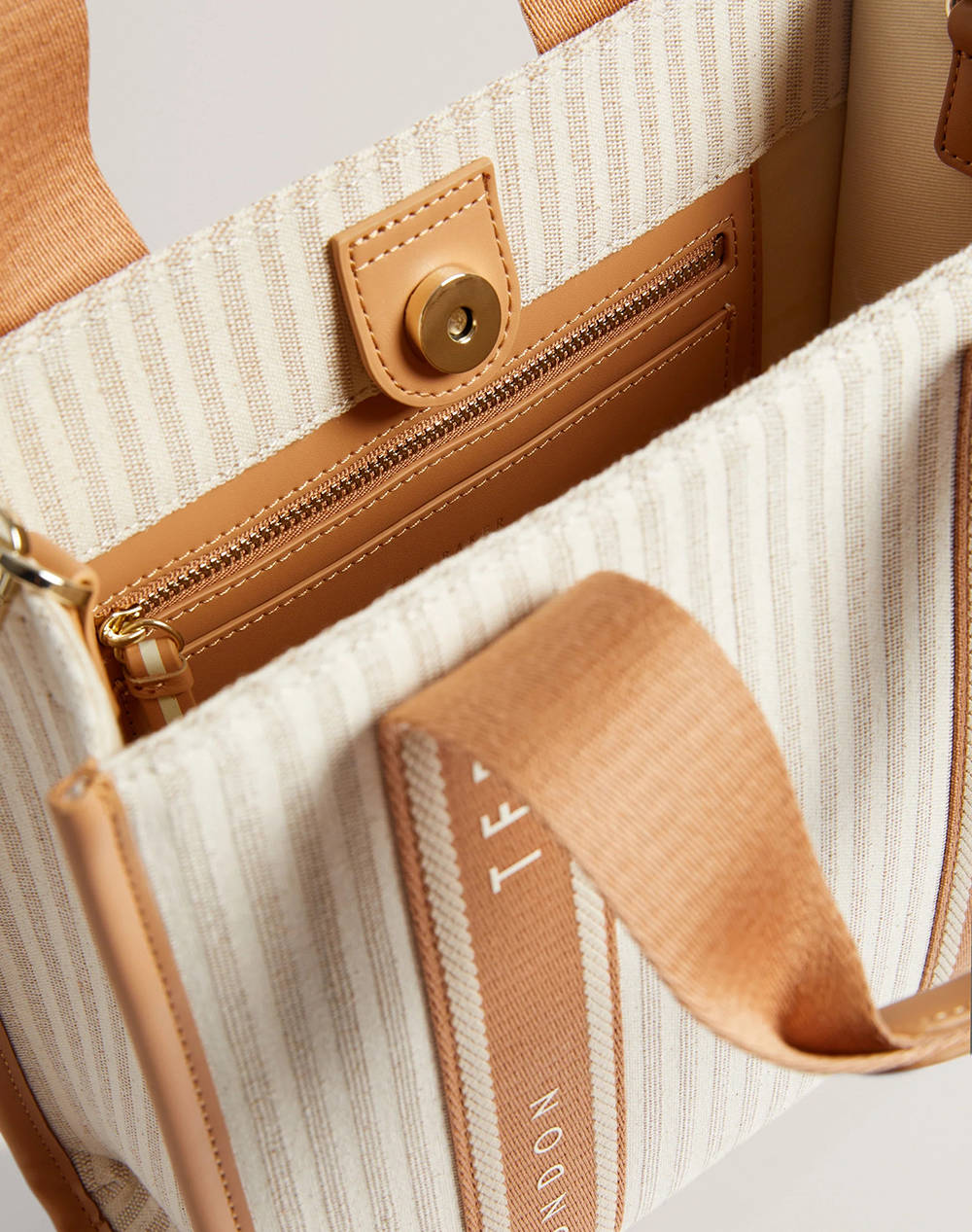 TED BAKER HARLLEE Striped Canvas Small Webbing Cross Body Bag (Διαστάσεις: 25 x 20 x 10εκ.) 279871-CAMEL Camel φωτογραφία