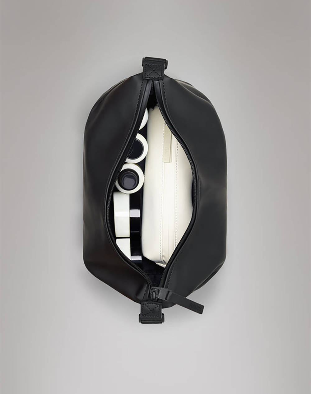 RAINS Hilo Wash Bag W3 (Διαστάσεις: 18 x 12 x 26εκ.) 15630-01 Black φωτογραφία