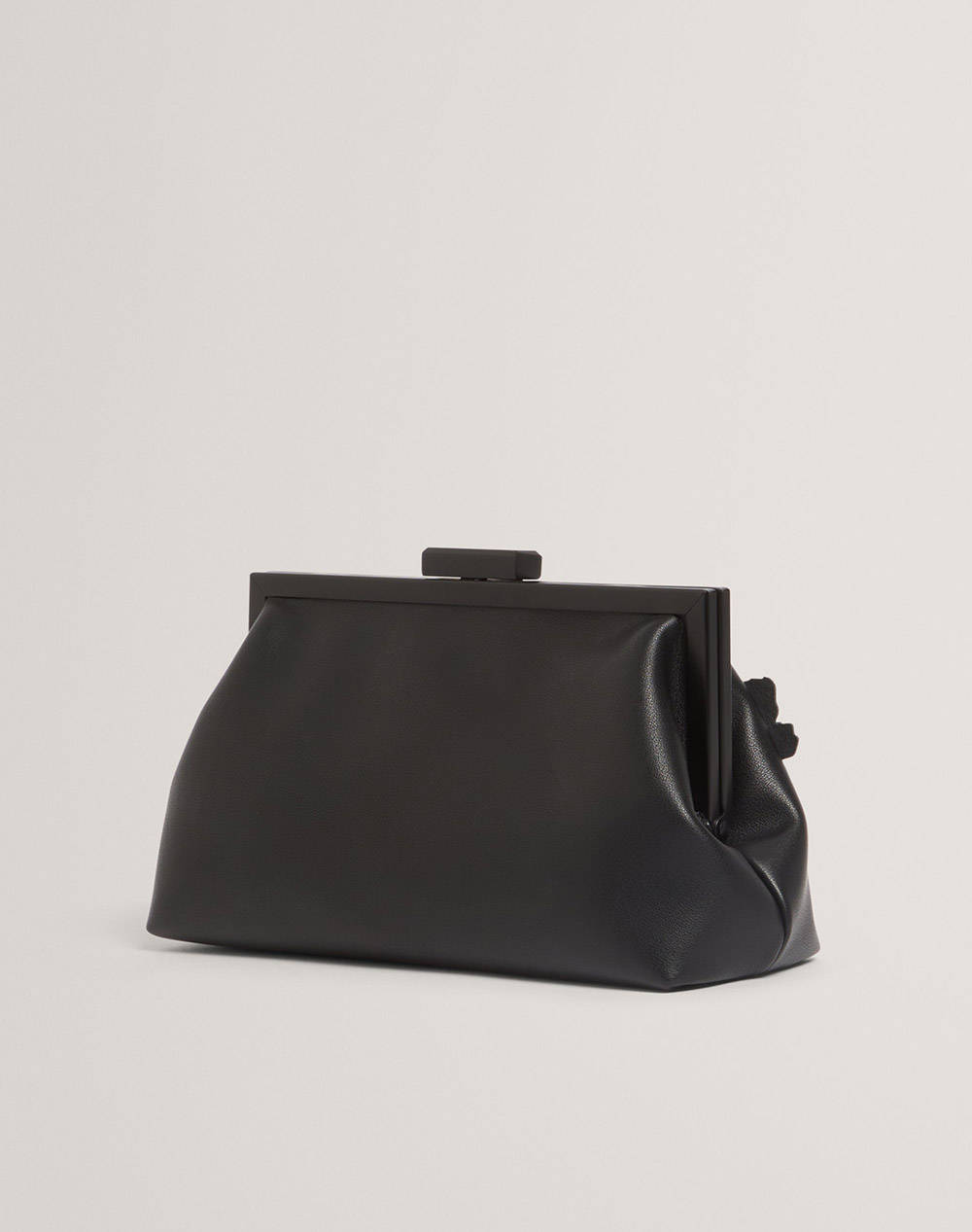 TED BAKER FIORELL Flower 3D Applique Clutch Bag (Διαστάσεις: 21 x 11.5 x 7.5εκ.) 281523-BLACK Black φωτογραφία