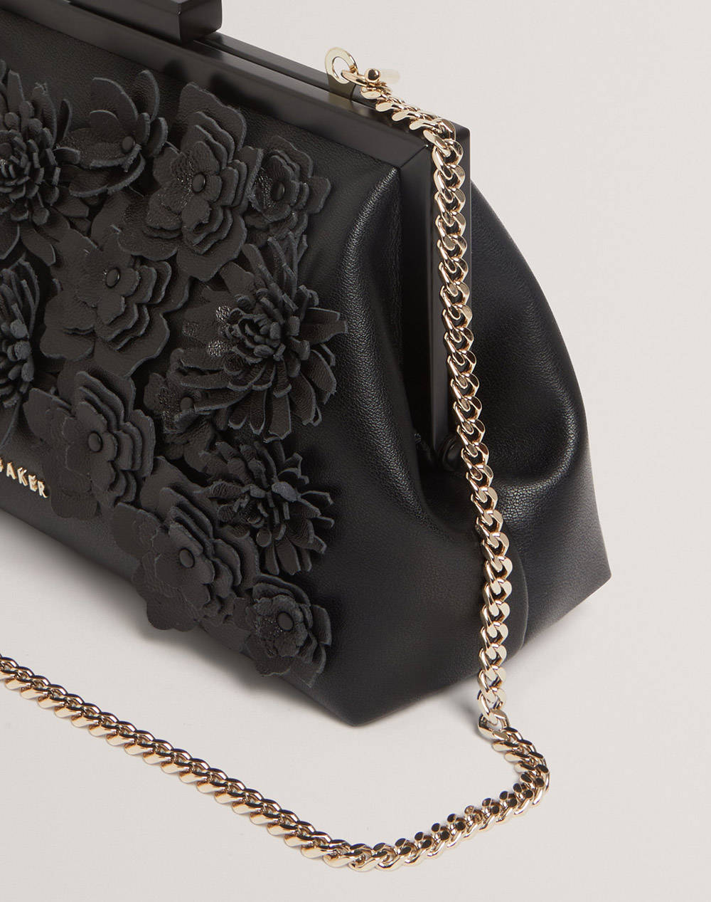 TED BAKER FIORELL Flower 3D Applique Clutch Bag (Διαστάσεις: 21 x 11.5 x 7.5εκ.) 281523-BLACK Black φωτογραφία