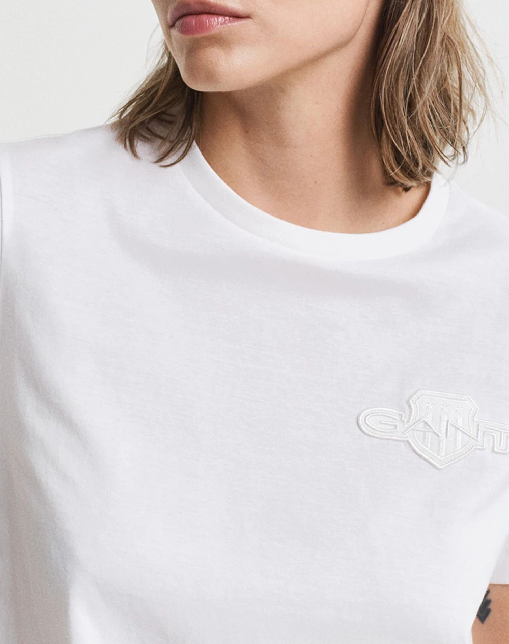 Gant Μπλούζα Κμ Reg Tonal Shield Ss T-Shirt 3Gw4202589-110 White Γυναικεία ρούχα μπλούζες Τ-Shirt Politikos Shop Πολιτικός