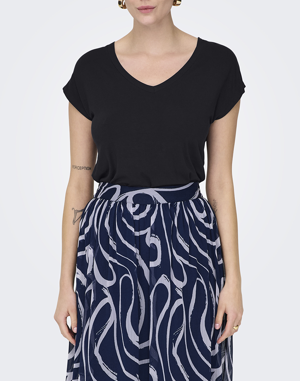 ONLY ONLRILLA S/S V-NECK TOP JRS 15315776-BLACK Black