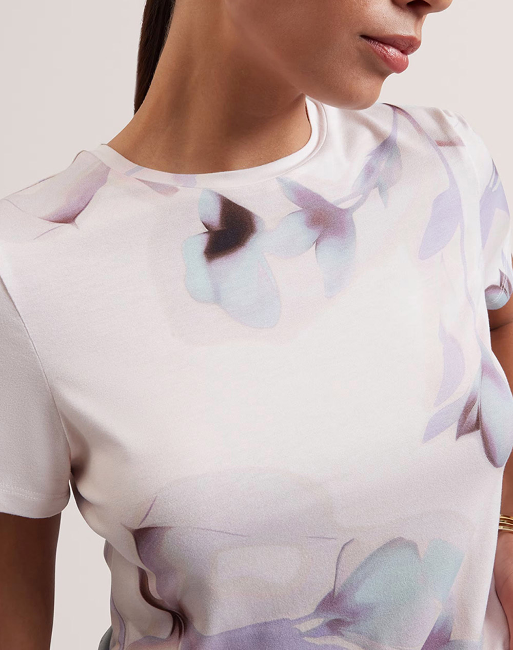 Ted Baker Velley Printed Fitted Tee 282514-Pink Lightpink Γυναικεία ρούχα μπλούζες Τ-Shirt Politikos Shop Πολιτικός