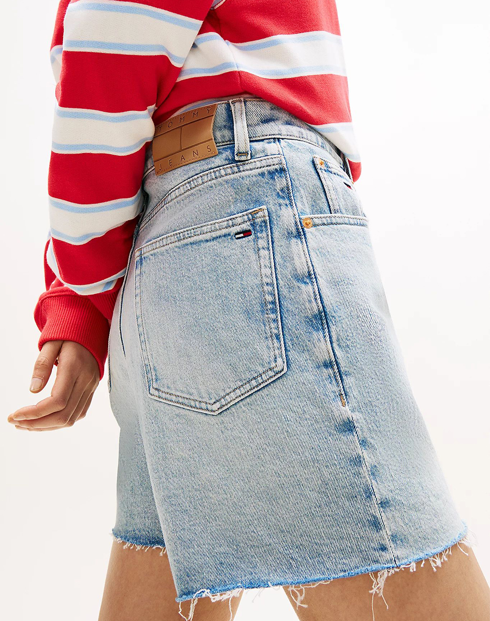 Tommy Jeans Mom Short Bj8115 Dw0Dw22694-1Abni Denimlightblue Γυναικεία ρούχα Σορτς Βερμουδες Politikos Shop Πολιτικός