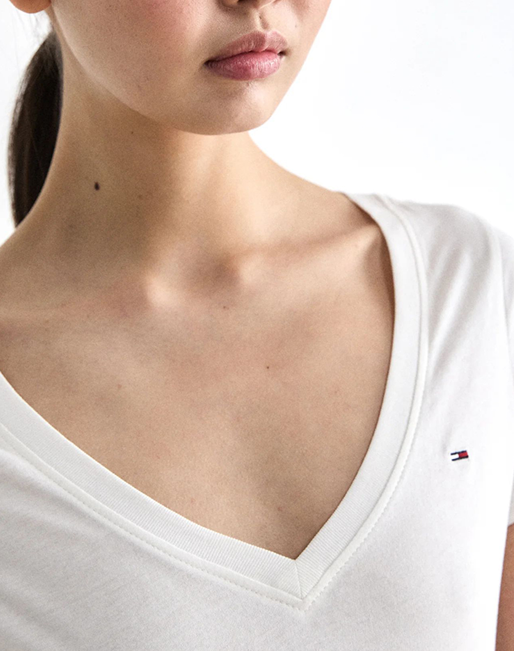 Tommy Jeans Tjw V-Neck Tee Dw0Dw20458-Ybl Offwhite Γυναικεία ρούχα μπλούζες Τ-Shirt Politikos Shop Πολιτικός