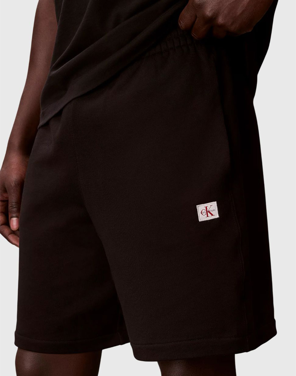 CALVIN KLEIN JEANS EU 350TERRY BADGE SHORT LV04RF282G-UB1 Black φωτογραφία