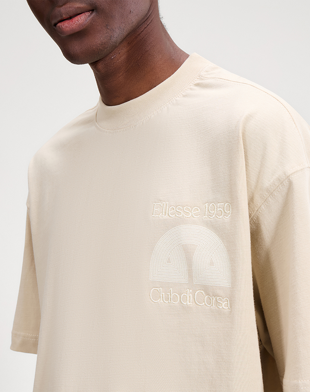 Ellesse Graphics Club Di Corsa Tee Μπλούζα Ανδρικό Shb23147-129 Biege ανδρικά ρούχα μπλούζες T-Shirt Politikos Shop Πολιτικός