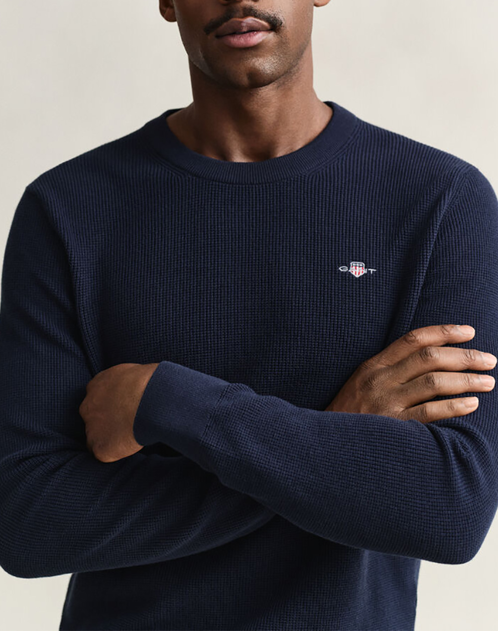 Gant Πουλοβερ Μμ Micro Textured Cotton C-Neck 3G8030291-433 Darkblue ανδρικά ρούχα μπλούζες Πλεκτά Politikos Shop Πολιτικός