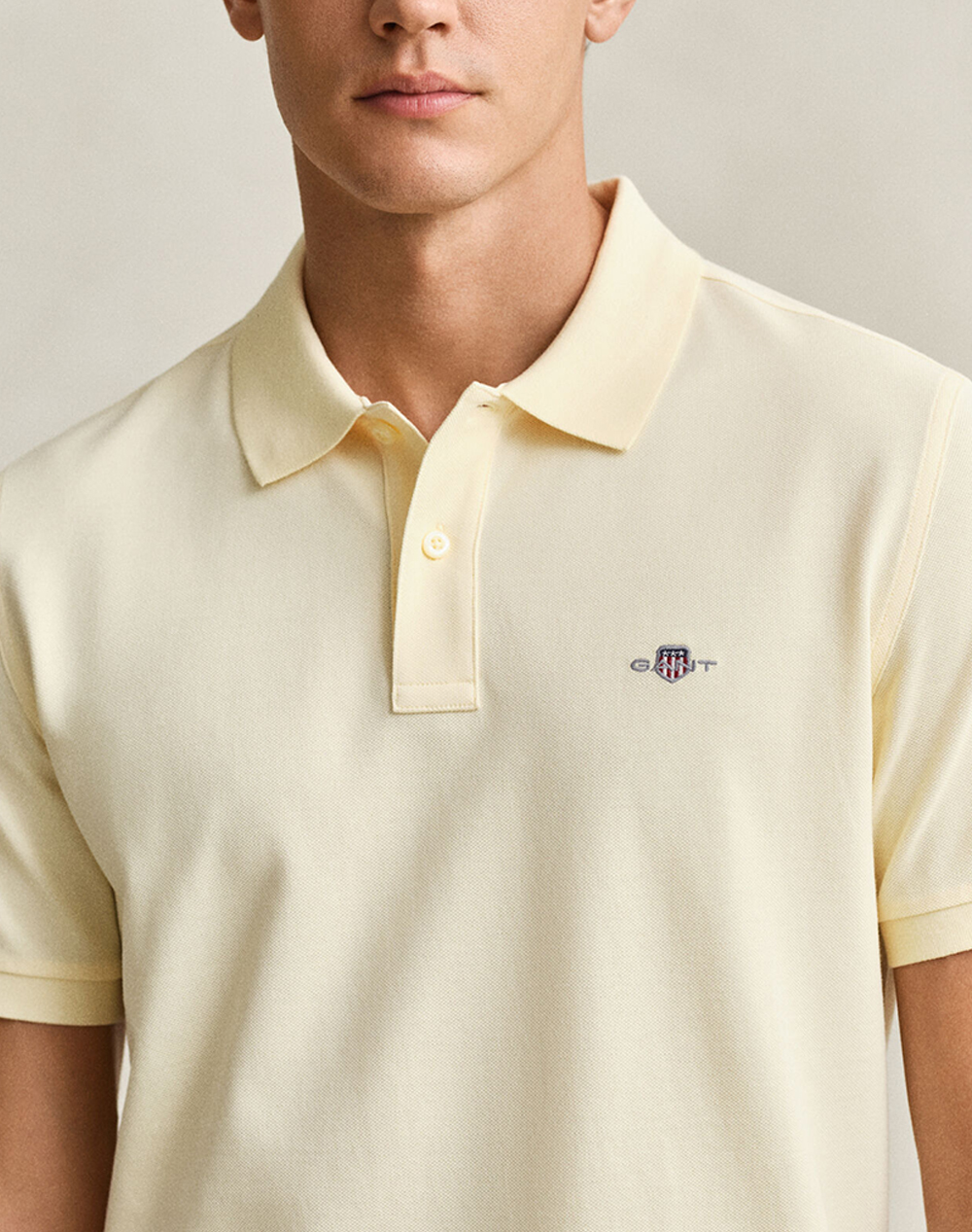 Gant Μπλούζα Κμ Reg Shield Ss Pique Polo 3G2210-1-713 Lightyellow ανδρικά ρούχα μπλούζες Politikos Shop Πολιτικός