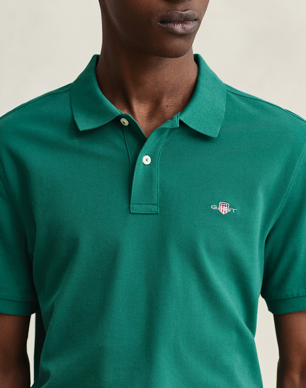 Gant Μπλούζα Κμ Reg Shield Ss Pique Polo 3G2210-1-376 Mediumforestgreen ανδρικά ρούχα μπλούζες Politikos Shop Πολιτικός