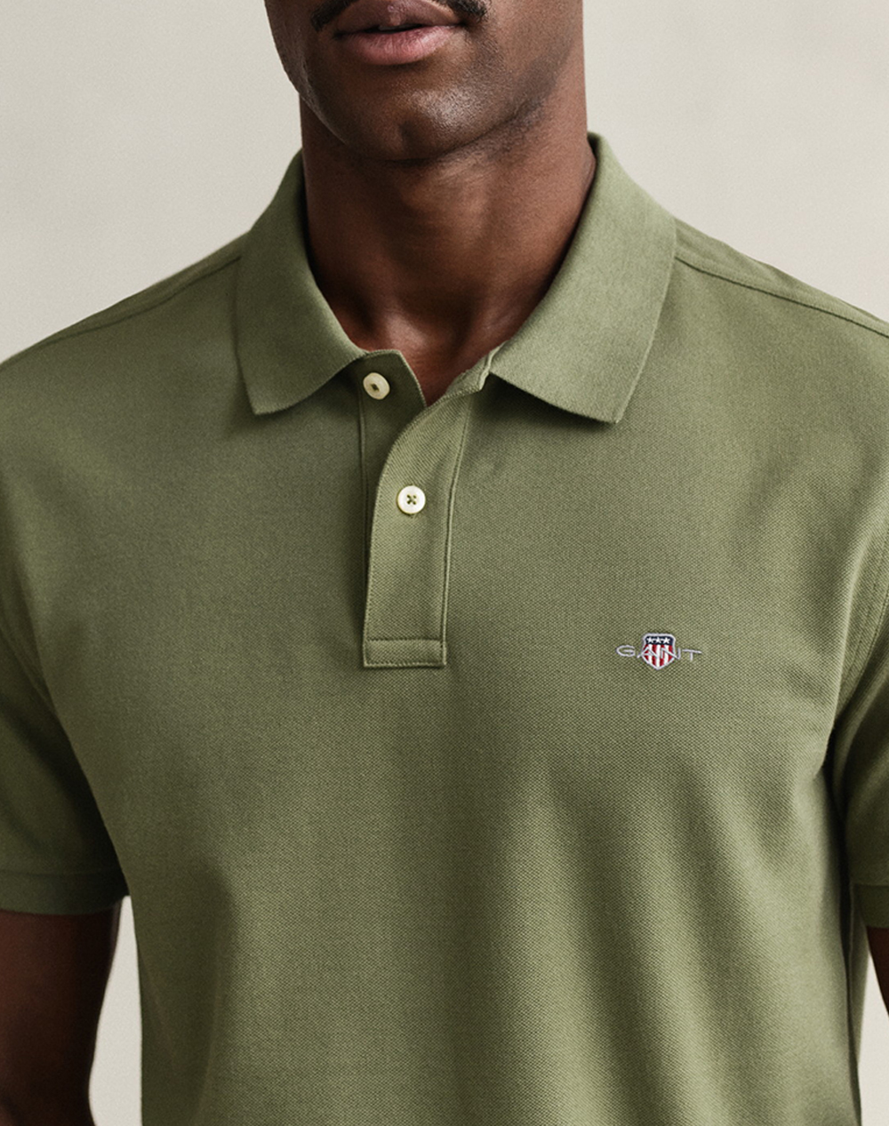 Gant Μπλούζα Κμ Reg Shield Ss Pique Polo 3G2210-1-379 Olive ανδρικά ρούχα μπλούζες Politikos Shop Πολιτικός