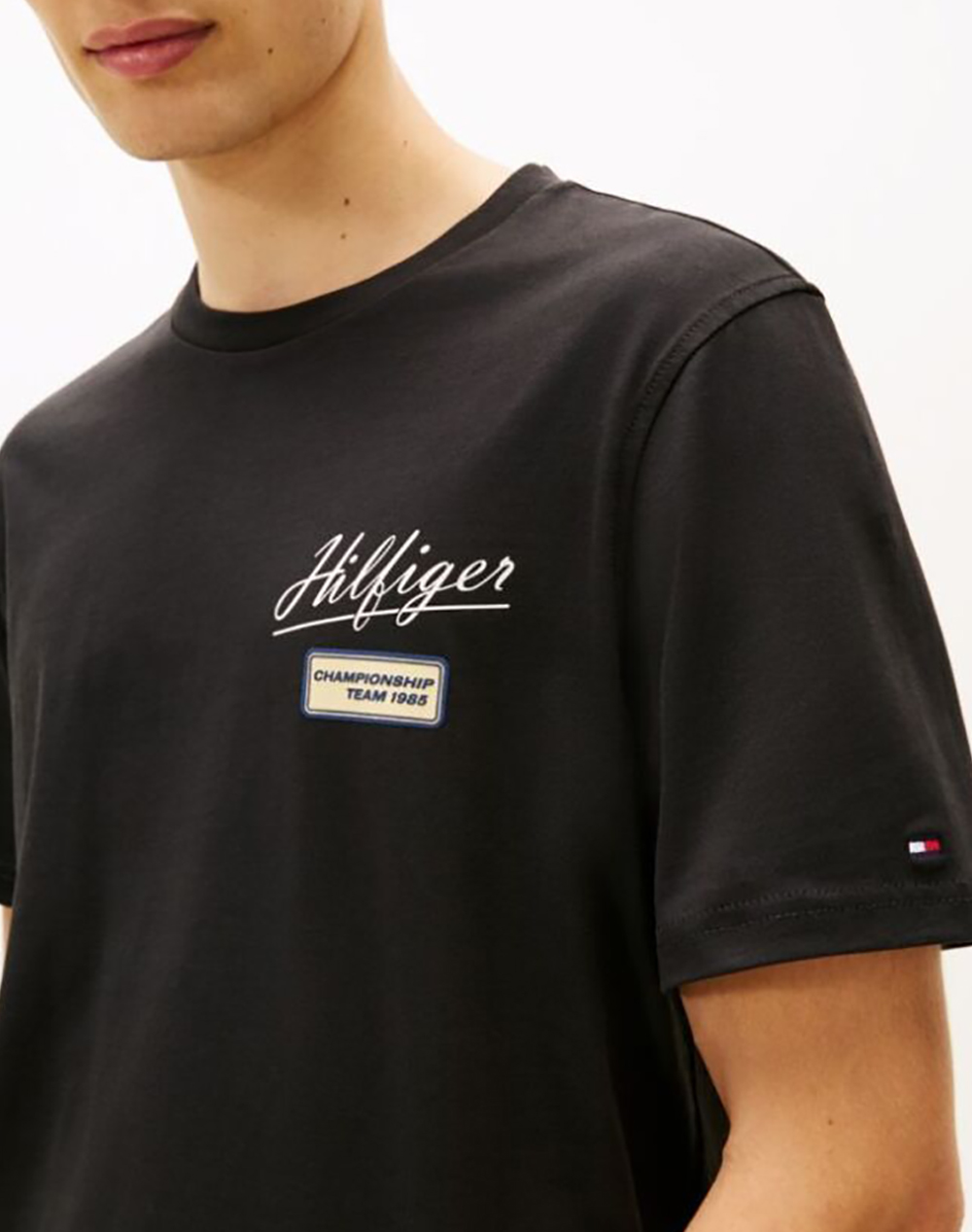 Tommy Hilfiger Modern Ath Graphic Badge Tee Mw0Mw41471-Bds Black ανδρικά ρούχα μπλούζες T-Shirt Politikos Shop Πολιτικός