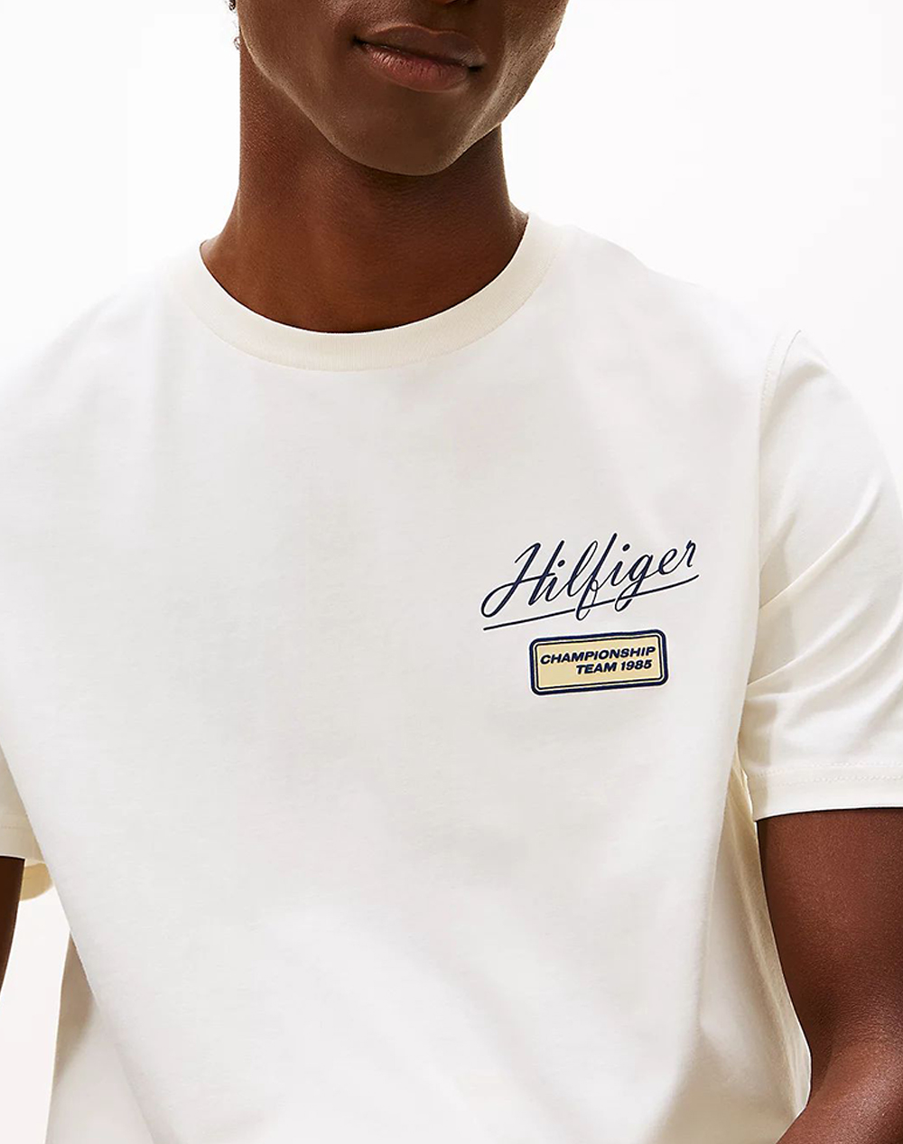 Tommy Hilfiger Modern Ath Graphic Badge Tee Mw0Mw41471-Z00 Cream ανδρικά ρούχα μπλούζες T-Shirt Politikos Shop Πολιτικός