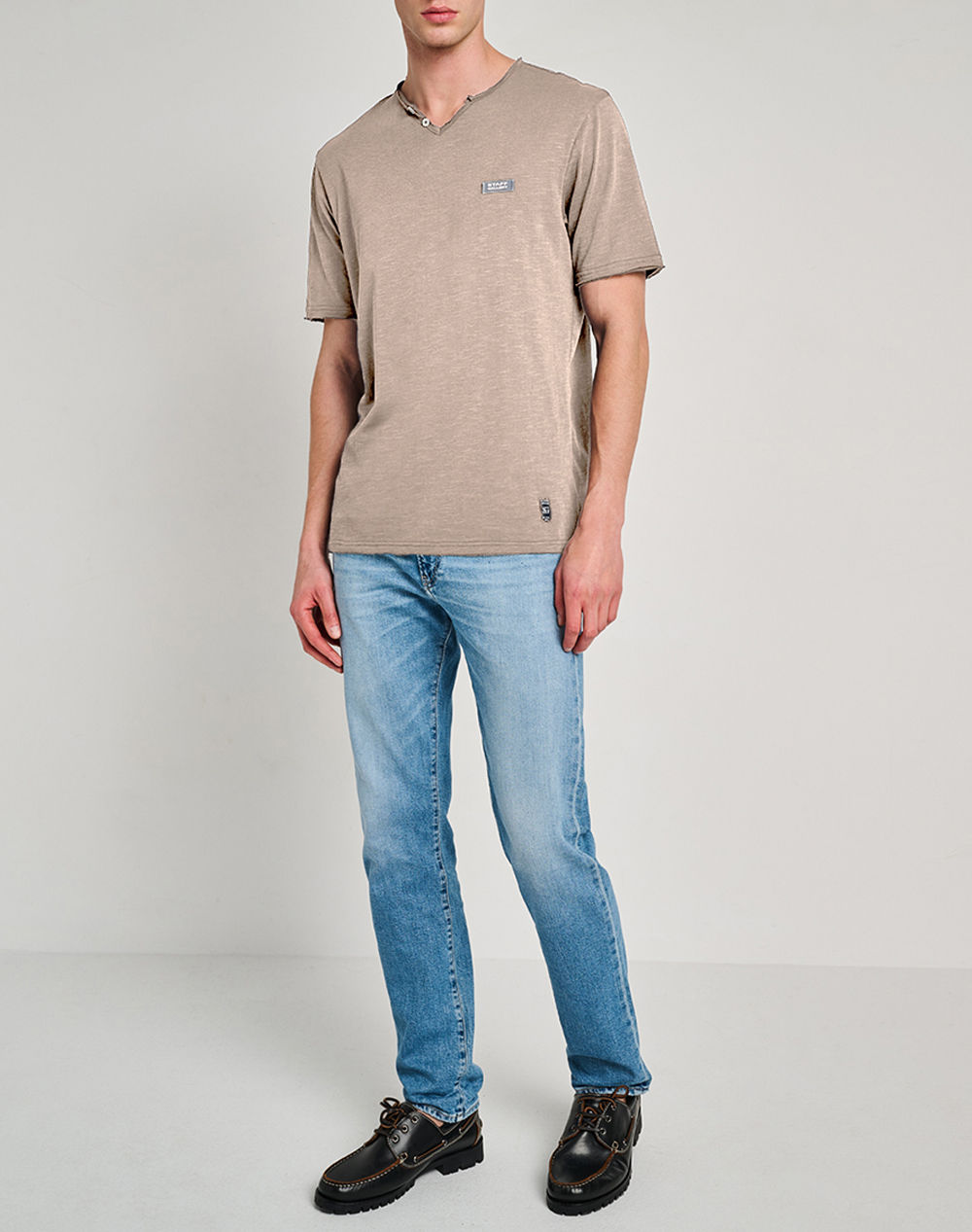 Staff Zofer Man V-Neck T-Shirt 100%Co 64-017 055-Ν0033 Sandybrown ανδρικά ρούχα μπλούζες Politikos Shop Πολιτικός
