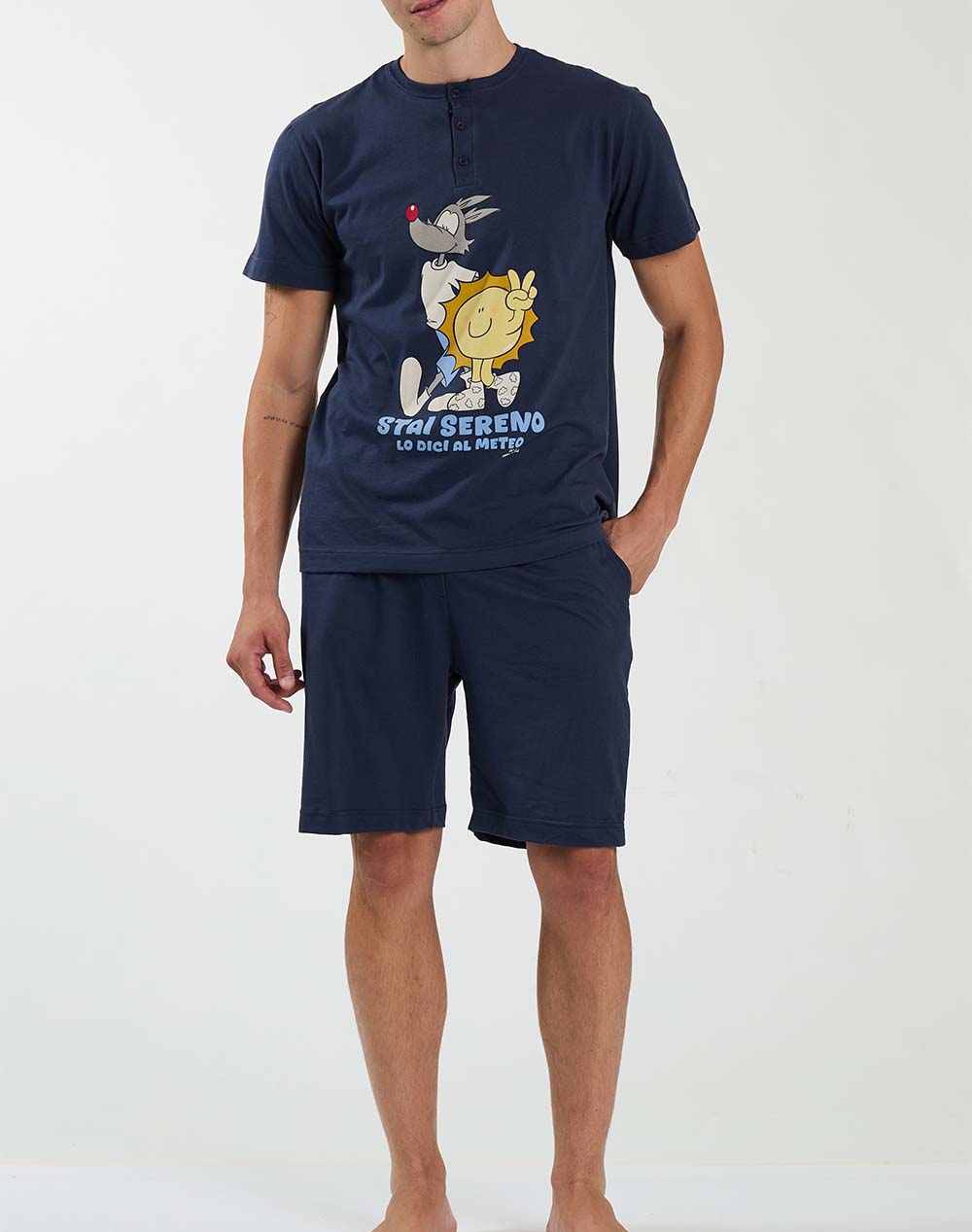 Cotton Mania Ανδρικό Σετ Πυτζάμας Με Κοντομάνικη Μπλούζα Με Τύπωμα Στο Στήθος Και Κουμπιά Στη Λαιμόκοψη Και Μονόχρωμο Σόρτς Με Τσέπες Κοντομάνικη